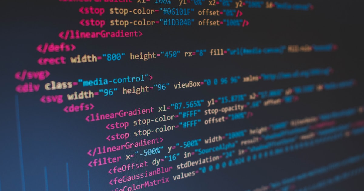 HTML kódsorok monitoron — modern frontend fejlesztés és statikus weboldal generálás