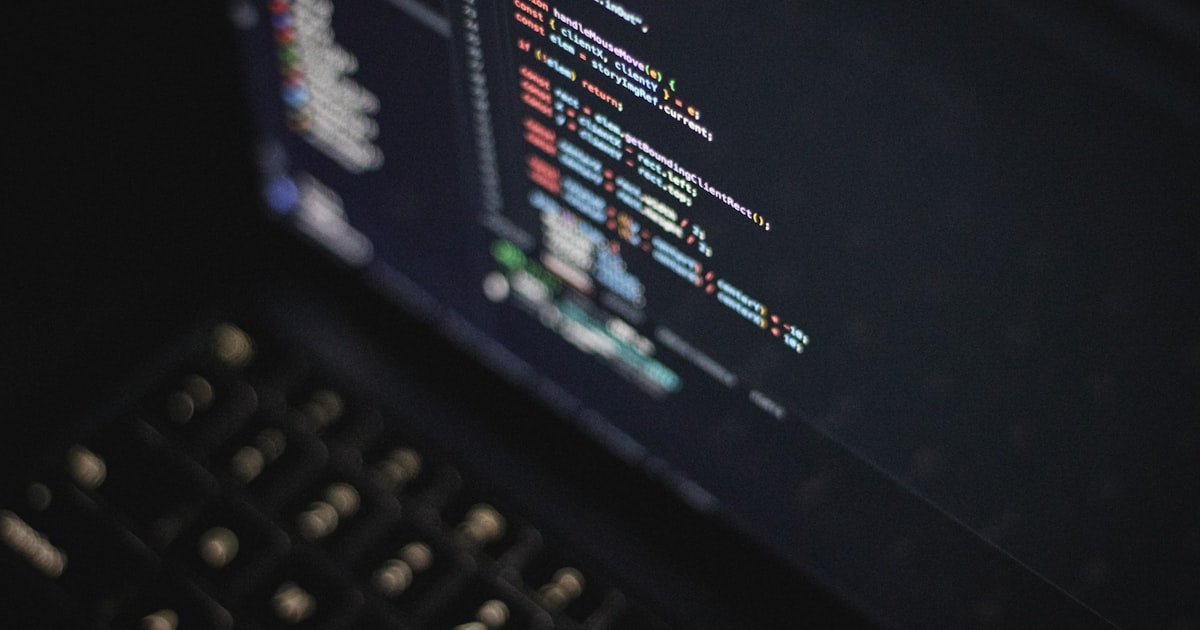 Fejlesztői kód egy modern laptop képernyőjén — headless CMS architektúra illusztrálva